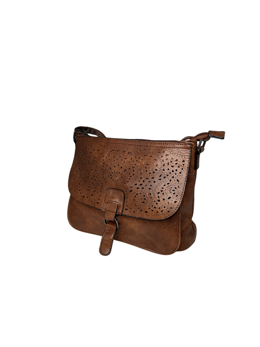 Dámská crossbody kabelka s klopnou a vyráženým vzorem