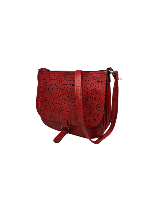 Dámská červená crossbody s klopnou zdobenou ražením