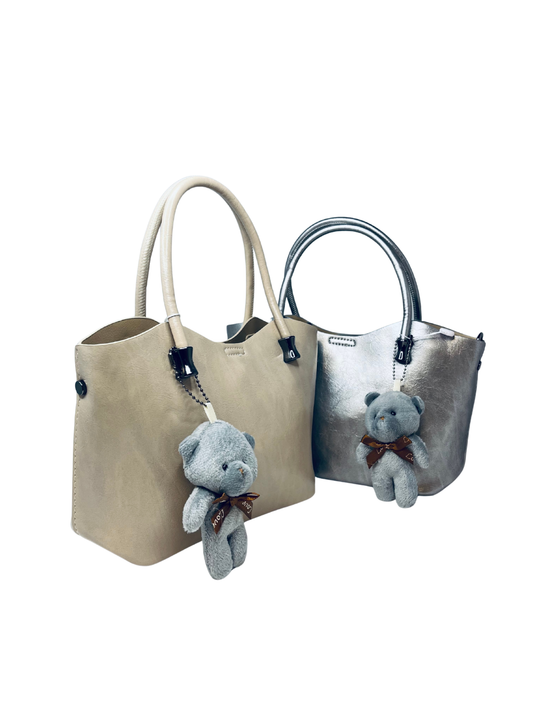 Malá dámská kabelka s přívěskem