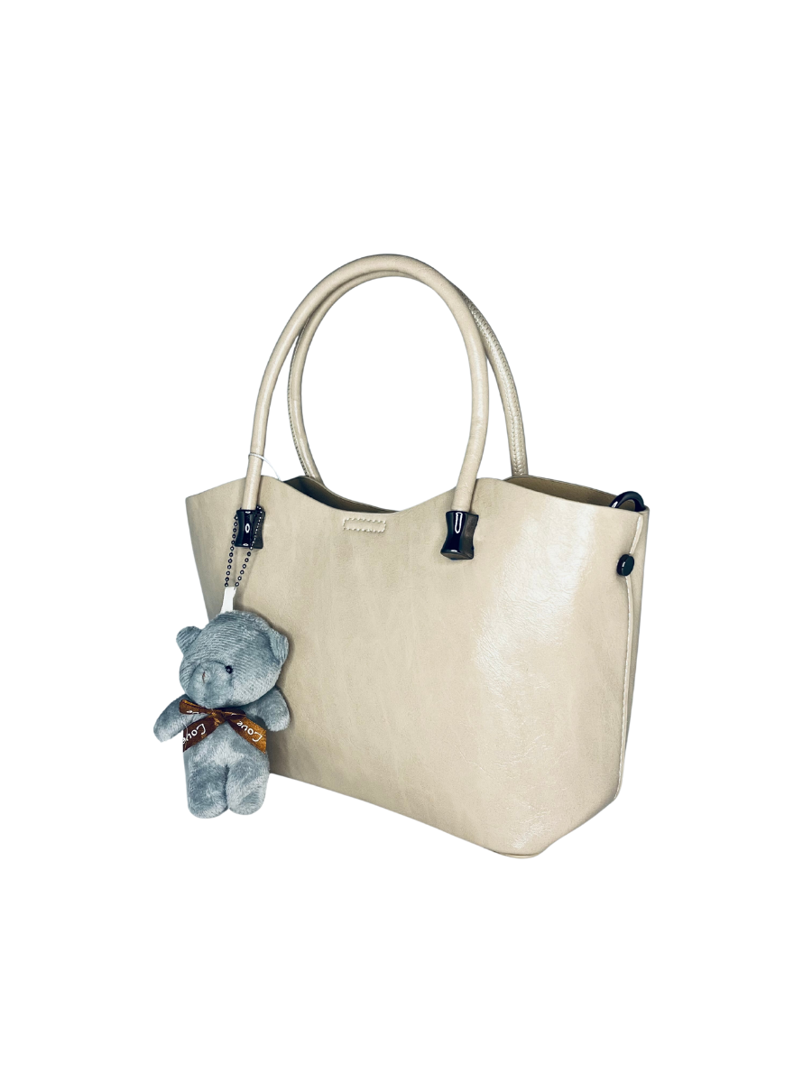 Malá dámská kabelka s přívěskem